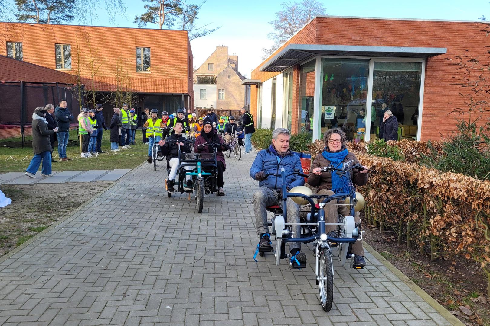 Kiwanis voorzitter Geert Vyncke en OV1 leerkracht Han Paeps maken alvast een eerste ritje op de nieuwe elektrische duofiets